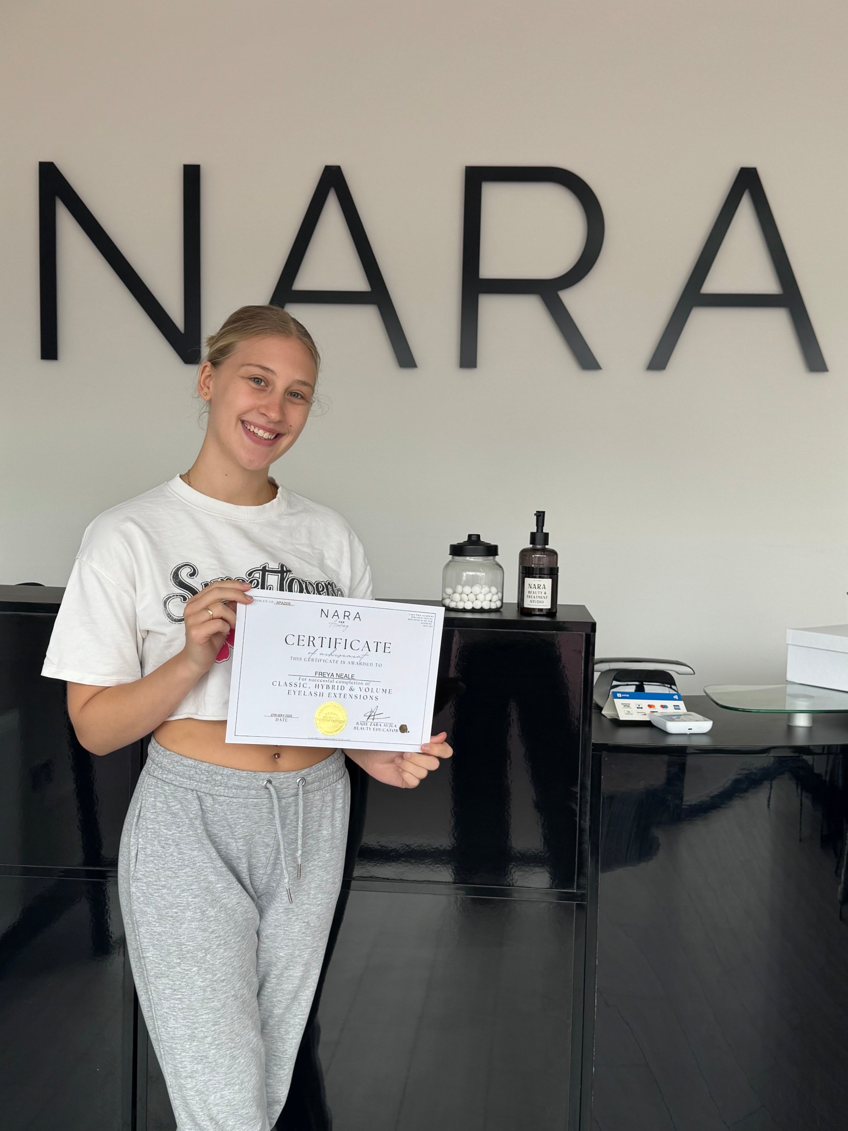 CLASSIC HYBRID & VOLUME EYELASH EXTENSIONS COURSE