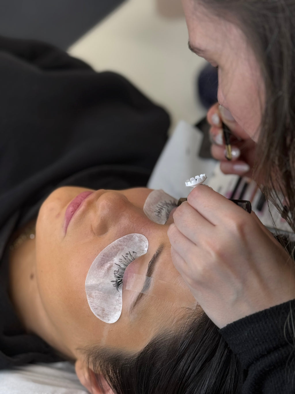 CLASSIC HYBRID & VOLUME EYELASH EXTENSIONS COURSE